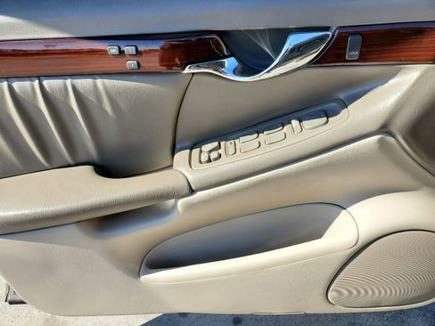 Used 2004 Cadillac De Ville DHS w/ Equipment Group image 14