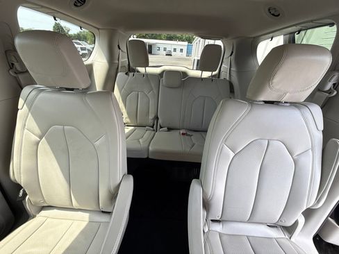Used 2018 Chrysler Pacifica Touring-L Plus FWD image 13
