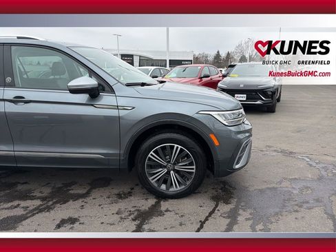 Used 2024 Volkswagen Tiguan SE image 15