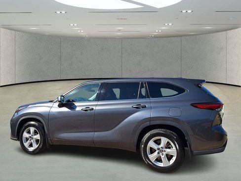 Used 2021 Toyota Highlander LE image 7