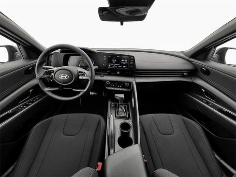 Used 2025 Hyundai Elantra Sport image 13