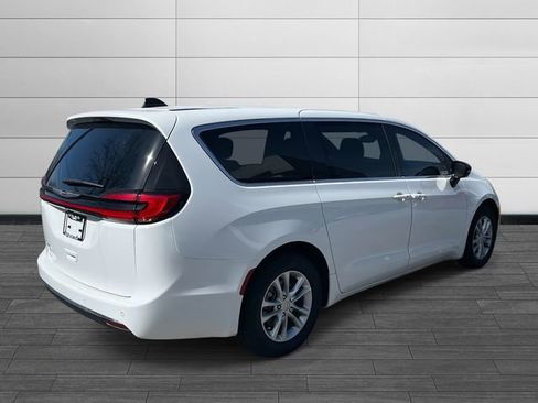 New 2026 Chrysler Pacifica Select image 3