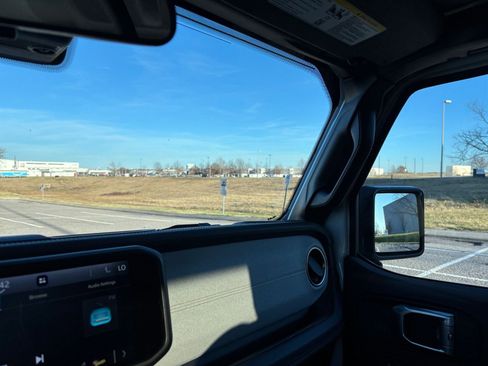 Used 2025 Jeep Wrangler Sahara image 33