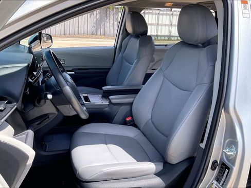 Used 2024 Toyota Sienna XLE FWD image 16