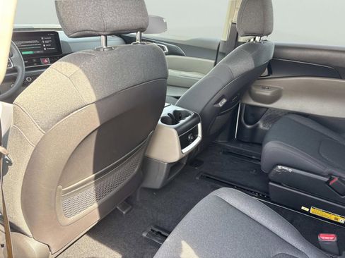 New 2026 Kia Carnival LX FWD image 16