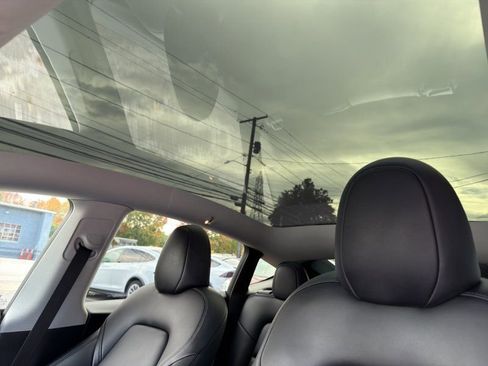 Used 2022 Tesla Model Y Long Range image 19