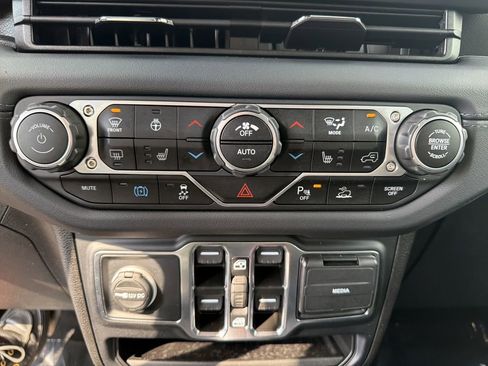 Used 2024 Jeep Wrangler Unlimited Sahara w/ Safety Group AWD/4WD image 27