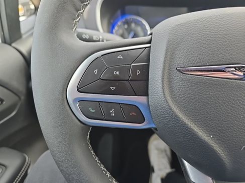 Used 2025 Chrysler Pacifica Select FWD image 15