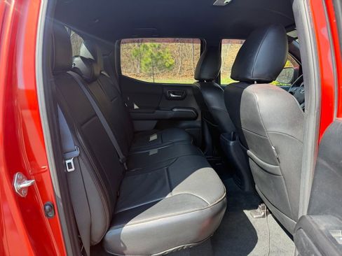 Used 2018 Toyota Tacoma TRD Sport AWD/4WD image 30