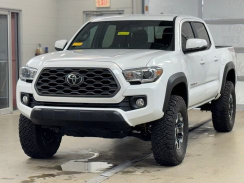 Used 2022 Toyota Tacoma TRD Off-Road image 3