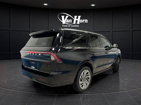 Used 2025 Lincoln Navigator Reserve image 3