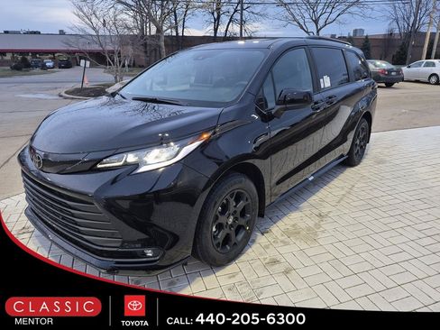 New 2026 Toyota Sienna XLE Woodland Edition image 4