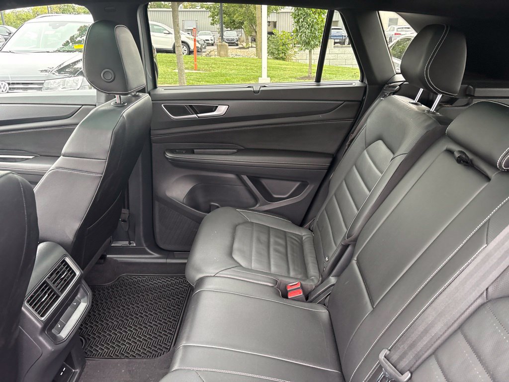 Used 2024 Volkswagen Atlas Cross Sport SEL R-Line AWD/4WD image 29