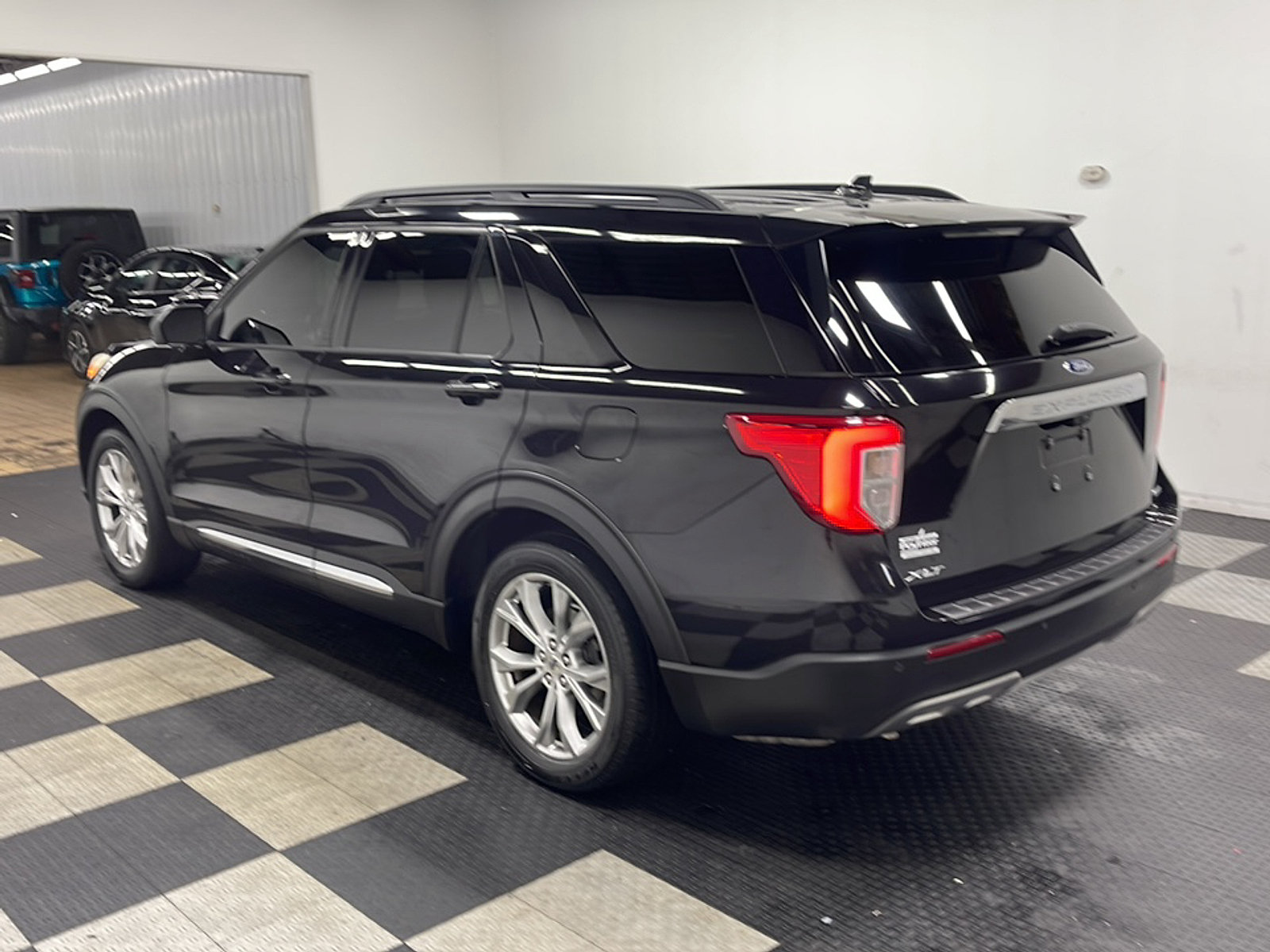 Used 2020 Ford Explorer XLT w/ Equipment Group 202A RWD image 17
