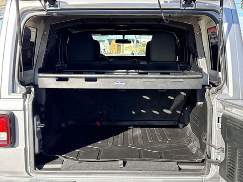 Used 2018 Jeep Wrangler Unlimited Sahara image 6