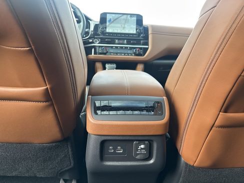 Used 2024 Nissan Pathfinder Platinum image 33