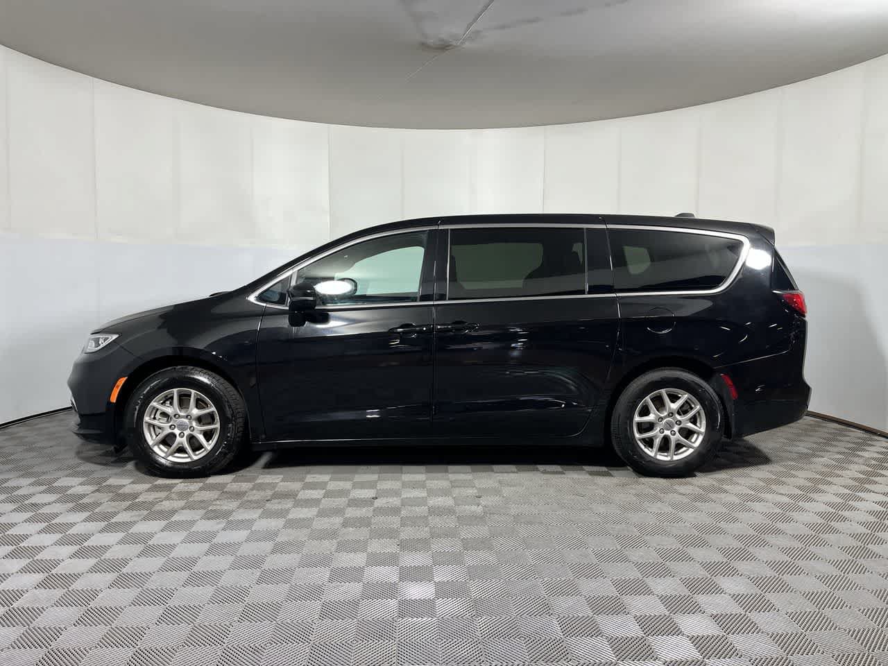 Used 2025 Chrysler Pacifica Select FWD image 5