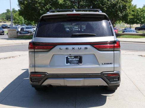 Used 2022 Lexus LX 600 4WD w/ Appearance Package image 8