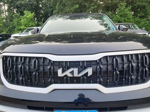 Used 2023 Kia Telluride EX w/ EX Captain's Chair Package AWD/4WD image 11