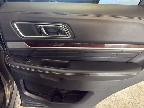 Used 2016 Ford Explorer Platinum AWD/4WD image 25