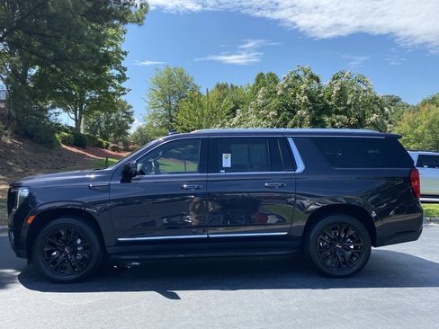 Used 2023 GMC Yukon XL SLT w/ SLT Premium Package AWD/4WD image 13