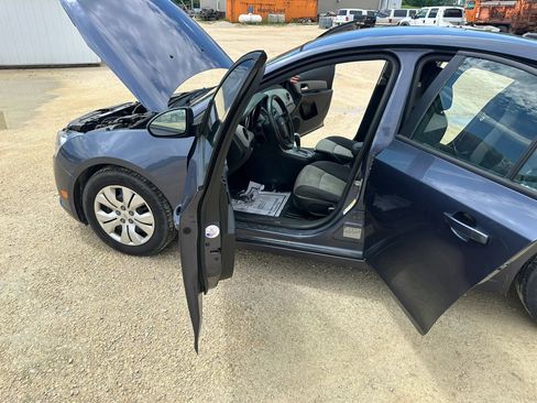 Used 2013 Chevrolet Cruze LS FWD image 9