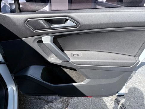 Used 2018 Volkswagen Tiguan SE image 23