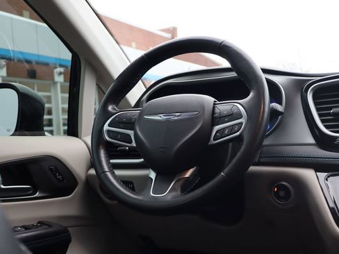 Used 2021 Chrysler Pacifica Touring-L w/ Uconnect Theater Family Group image 55