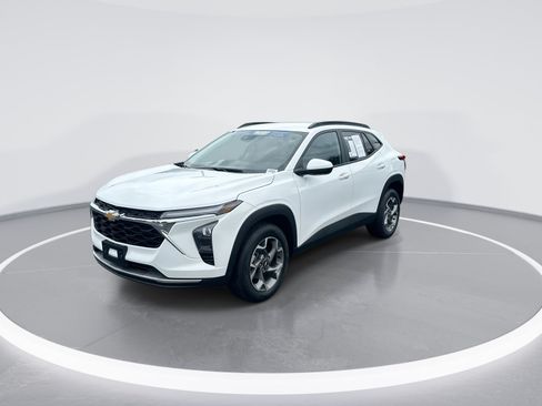 Used 2025 Chevrolet Trax LT w/ LT Convenience Package FWD image 5