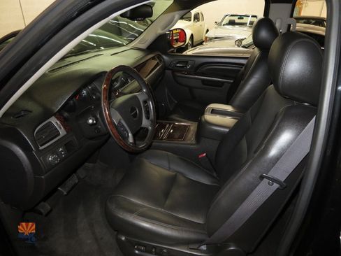 Used 2011 GMC Yukon XL Denali AWD/4WD image 3