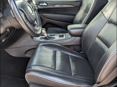 Used 2020 Jeep Grand Cherokee Overland AWD/4WD image 12