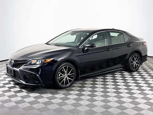 Used 2024 Toyota Camry SE w/ Cold Weather Package image 4