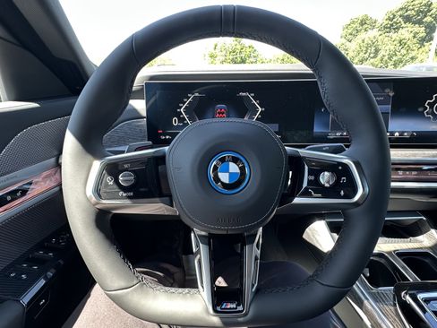 Used 2025 BMW i7 xDrive60 w/ M Sport Package RWD image 17