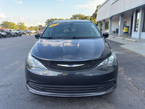 Used 2019 Chrysler Pacifica L image 3