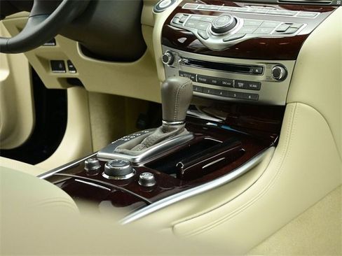 Used 2017 INFINITI Q70 3.7 image 42