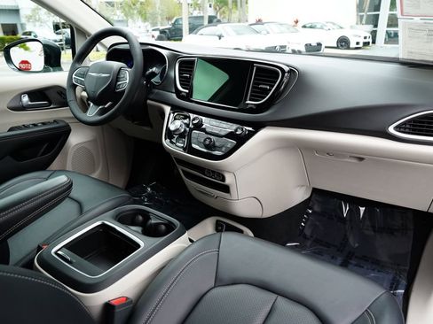 Used 2024 Chrysler Pacifica Touring-L image 37