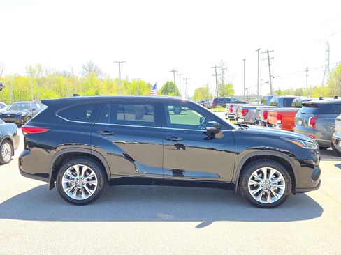Used 2023 Toyota Highlander Limited AWD/4WD image 2