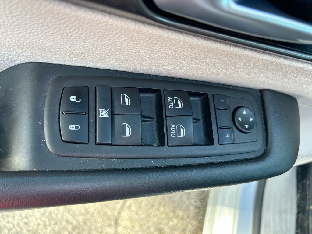 Used 2024 Chrysler Pacifica Touring-L FWD image 14
