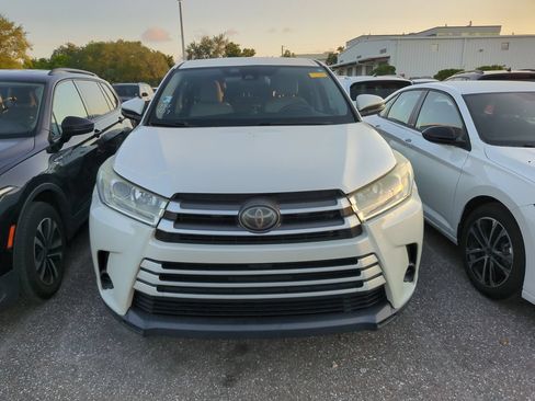 Used 2018 Toyota Highlander LE FWD image 2