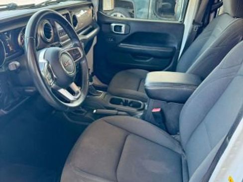 Used 2019 Jeep Wrangler Unlimited Sahara image 2