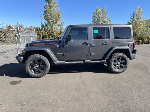 Used 2017 Jeep Wrangler Unlimited Rubicon image 2
