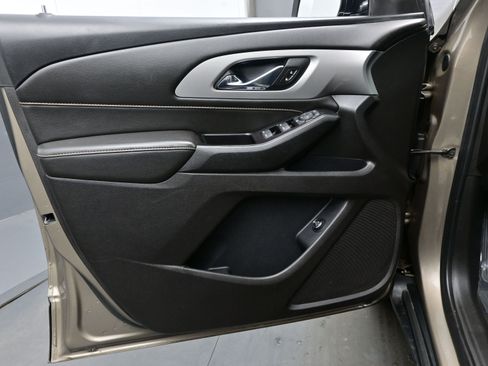 Used 2020 Chevrolet Traverse LT image 9