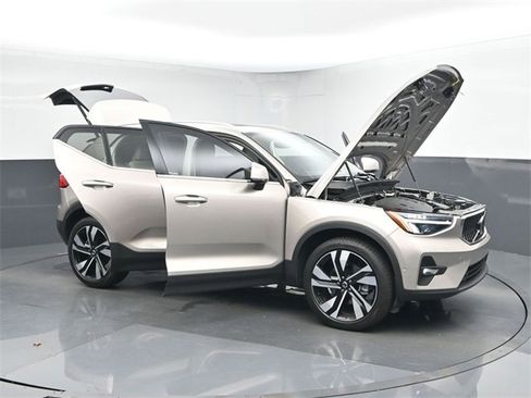 Used 2024 Volvo XC40 B5 Plus w/ Protection Package Premier image 51