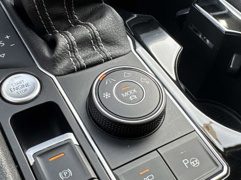 Certified 2022 Volkswagen Atlas SEL Premium image 28