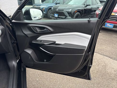 Used 2025 Chevrolet Trax LT w/ LT Convenience Package image 9