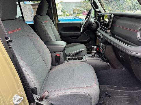 Used 2025 Jeep Wrangler Rubicon w/ Technology Group image 20