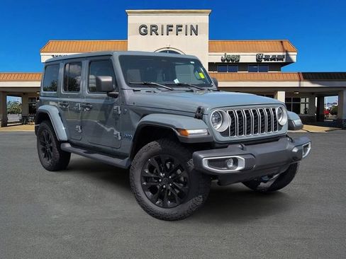 Used 2025 Jeep Wrangler Unlimited Sahara AWD/4WD image 2