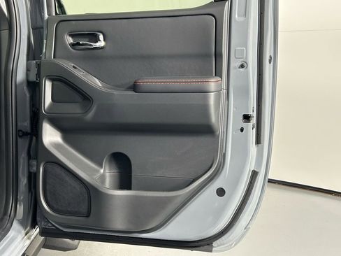 Used 2025 Nissan Frontier PRO-4X image 12