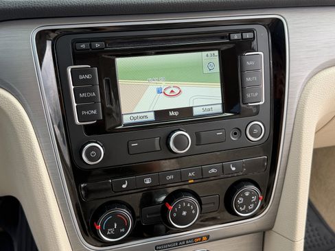 Used 2014 Volkswagen Passat 1.8T SE image 16