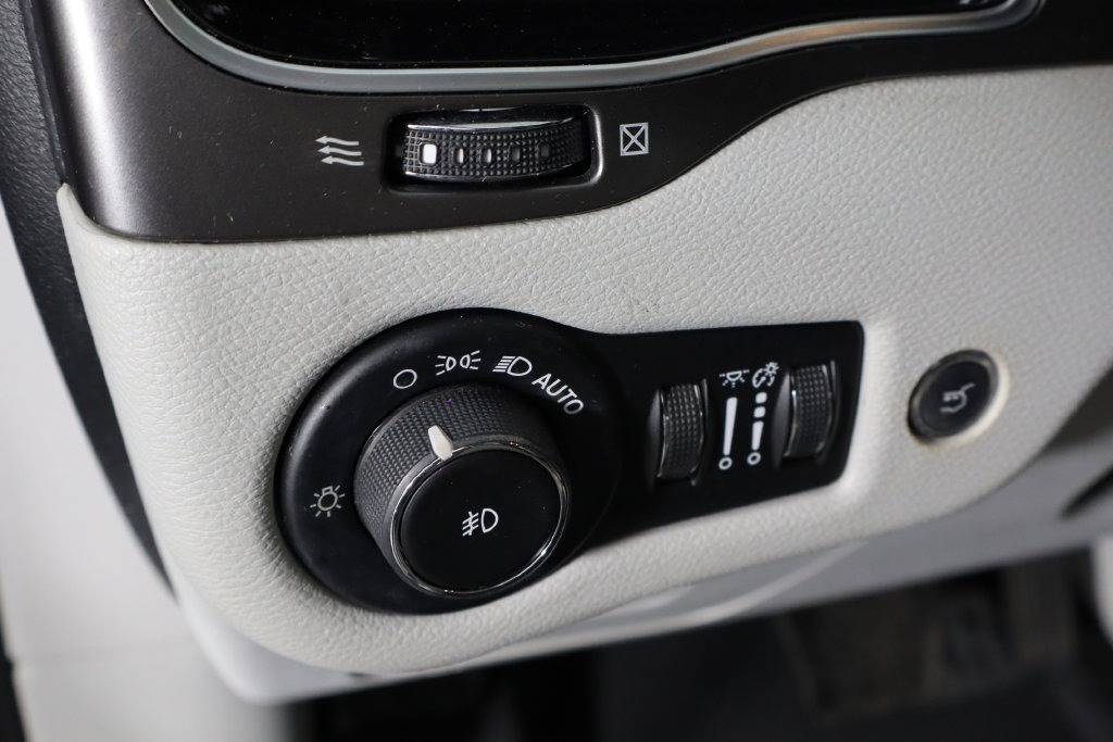Used 2019 Jeep Cherokee Limited FWD image 23